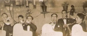 Los muchachos de la orquesta Gama tocan en la sala Barceló de Segovia. Es el año 1943. Los banderines dan cuenta del momento político que España vive. La primera fotografía de la página 9 también está tomada en el Barceló, pero hacia 1950. ::
FOTOS CEDIDAS POR CARMEN ÁLVARO CASTILLO