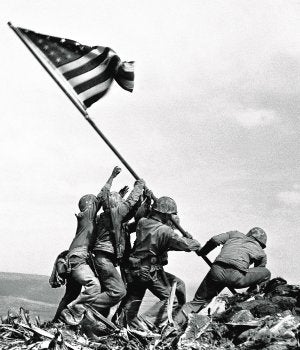 La mítica foto 'Alzando  la bandera en Iwo Jima', Premio Pulitzer en 1945. ::
JOE ROSENTHAL