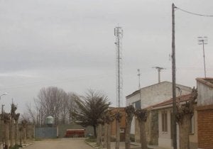 Equipo de telefonía en la localidad de Villabrágima. ::                             EL NORTE