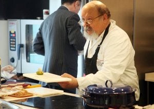 André Bonnaure presenta uno de los platos. ::
LUIS CALLEJA