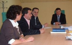 Reunión de la mesa de contratación, ayer, en el Ayuntamiento de Arroyo. ::                             F. IZQUIERDO