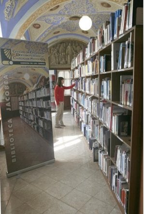 Isabel Calvo consulta ejemplares de la biblioteca jacobea de San Zoilo, en Carrión. ::
FOTOS DE RAMÓN GÓMEZ