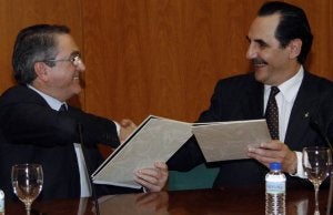 Clemente y Álvarez en la firma del convenio. ::
A. QUINTERO