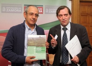 Del Barrio Aliste muestra la publicación al lado del presidenter del IEZ. ::
LUIS CALLEJA