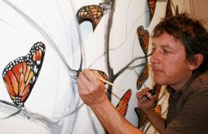 Moro trabaja en una de las obras dedicadas a la mariposa. ::
EL NORTE