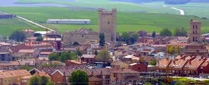 Vista de la localidad de Fuensaldaña, con el emblemático castillo que albergó la sede de las Cortes de Castilla y León hasta el año 2007. ::                             RAMÓN GÓMEZ