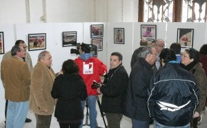 El fotógrafo Enrique Cañas, en el centro, ayer, durante la inauguración de la muestra fotográfica taurina, en la que ha obtenido el primer premio . ::
J. RUIZ