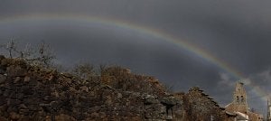 El arco iris enmarca la espadaña de la iglesia parroquial de El Ganso, camino del Monte Irago . ::
FOTOGRAFÍAS DE RAMÓN GÓMEZ