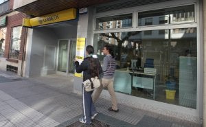 Oficina de Correos de la avenida de Valladolid, que se reabrirá hoy. ::
MERCHE DE LA FUENTE