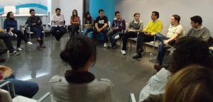 El presidente de la Diputación, en la reunión con miembros de Nuevas Generaciones. ::
EL NORTE