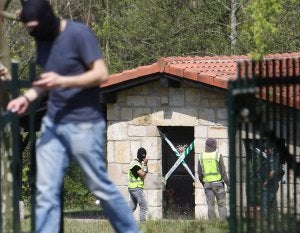 Agentes de la Guardia Civil registran una propiedad ubicada en el barrio de Igara, en San Sebastián. ::                             J. H.-EFE