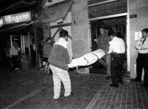 Traslado del cuerpo de la víctima el 26 de abril del 2000 en la capital de Gran Canaria. ::                             LA PROVINCIA-DIARIO DE LAS PALMAS