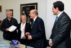 Cipriano Díaz (izquierda) recoge las firmas en la sede de la Fundación. ::
R.OTAZO