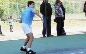 Alberto Sanz-Llanera, durante su partido de ayer en las pistas de la Ciudad Deportiva. ::
NATI HERNÁNDEZ