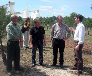 Representantes municipales, de la empresa y de la Junta, ayer, en los terrenos. ::
FERNANDO DE LA CALLE