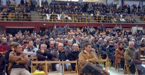 Socios de la cooperativa TEO (Tera-Esla-Órbigo), durante una asamblea. ::                             EL NORTE