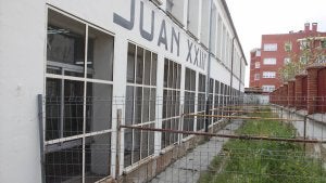 Andamios en la fachada del colegio Juan XXIII, uno de los más antiguos de la capital. ::
LUIS CALLEJA