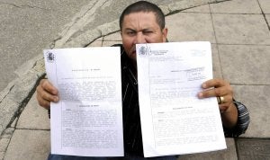 Daniel Ramos Hurtatiz muestra las dos sentencias que le absuelven del atraco por el que fue acusado sin pruebas. ::                             RAMÓN GÓMEZ