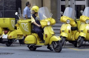 Un cartero sale de una oficina de Correos. ::
FERNANDO GÓMEZ
