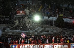 DEL DIOS... La plaza de Neptuno, acordonada y tomada por miles de seguidores colchoneros para celebrar, junto a los jugadores del Atlético (abajo) el título de la Europa League conquistado la pasada semana./ EFE