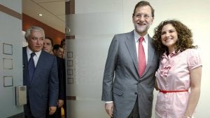 El presidente del PP, Mariano Rajoy, se fotografía con una trabajadora de la nueva sede del PP de Málaga. ::
JORGE ZAPATA-EFE