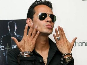 Marc Anthony, ayer en Madrid. A la izquierda, el escenario del Zorrilla, ya montado. ::                             GUSTAVO CUEVAS-EFE Y MIGUEL ÁNGEL SANTOS