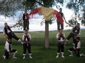 Jóvenes de Mozoncillo que bailaron en honor de la Virgen. ::
C. V.