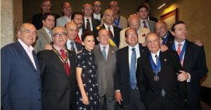 Elena Anaya posa junto a su padre y los demás miembros del Rotary Club de Palencia, ayer, antes de la entrega del premio. ::
M. DE LA FUENTE