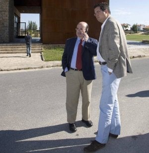 Gaspar Zarrías, izquierda, con Óscar López, en Trabanca. :: D. A.-ICAL