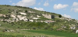 Bodegas excavadas en las lomas del entorno de Laguna de Contreras. ::
MÓNICA RICO