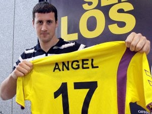 Ángel Romero posa con su nueva camiseta, con el dorsal 17. ::                             ANTONIO QUINTERO