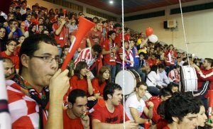La afición anima durante un encuentro en el Ángel Nieto.
:: L.C.