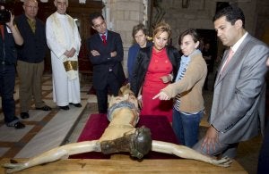 Acto de entrega del Crucificado a la parroquia de San Vicente. ::
M. A MONTESINOS-EFE