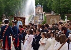 Alabarderos y niños vestidos de Primera Comunión, ayer, en la procesión en los jardines. ::
ELNORTE