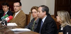 Antonio Caneva, José A. Sanz (secretario Académico de Económicas), Arufe, Velasco y Mª José Moral (vicedecana de Derecho). ::
A. Q.
