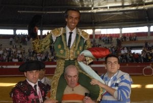 El diestro David Luguillano sale a hombros de la plaza de toros cubierta de La Flecha. ::                             MARCOS YLLANA
