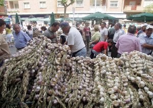 La Feria del Ajo, con 14 puestos más, prevé vender 700.000 kilos