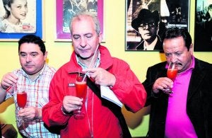 Varios miembros del jurado prueban uno de los cócteles. ::                             R. OTAZO