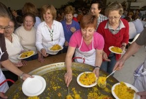 Charo Gil reparte paella para 230 comensales en una reunión, el jueves, en Olmos. ::
A. OJOSNEGROS