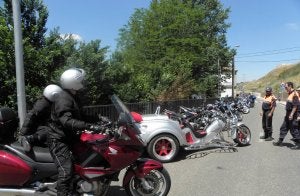 Dos motoristas se disponen a arrancar entre la hilera de vehículos y ante la vigilancia de los servicios de seguridad. ::
I. REGUILÓN