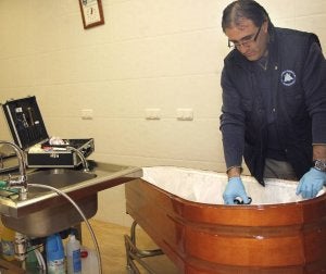 1. CERVERA DE PISUERGA Félix, de guardia 24 horas en su funeraria. ::
R. G.