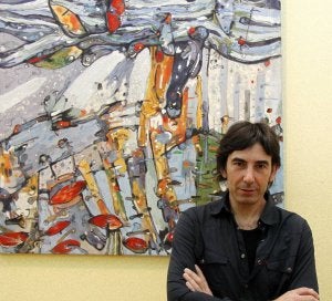 Miguel Segura, delante de una de su obras. ::
ANTONIO QUINTERO