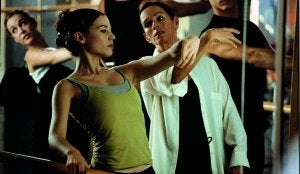 Leonor Watling y Geraldine Chaplin, en una escena de 'Hable con ella', de Pedro Almodóvar. :: EL NORTE
