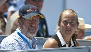 León de la Riva observa la final junto a Carolina Navarro. ::
M. Á SANTOS