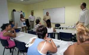 El delegado territorial de la Junta, José María Hernández, visita ayer la autoescuela Bahillo para interesarse por el curos de conducción para mujeres gitanas. ::                             MERCHE DE LA                             FUENTE