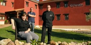 En primer término, los cocineros Juan Carlos y Maite, junto a Joaquín Ruano, responsable del centro. ::
ARGI