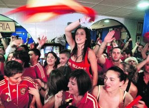 Pasión por la selección española. Vecinas de Tuilla, enfundadas en la camiseta cada vez que juega la Roja. ::
MIGUEL MUÑIZ