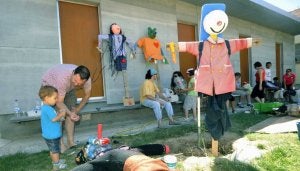 Las familias elaboran los espantapájaros. ::
FRAN JIMÉNEZ