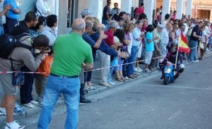 El ganador de la prueba de minimotos, Isaac Bermejo, saluda al público tras proclamarse vencedor. ::
J.C.DIEZ