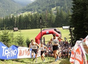 Los corredores en la salida de la prueba de Kilómetro Vertical en Canazei (Italia). ::
EL NORTE